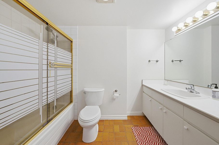 533 666 Leg In Boot Square Vancouver, BC - 32