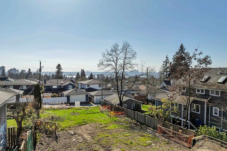 241 W 27th Street North Vancouver, BC - 3