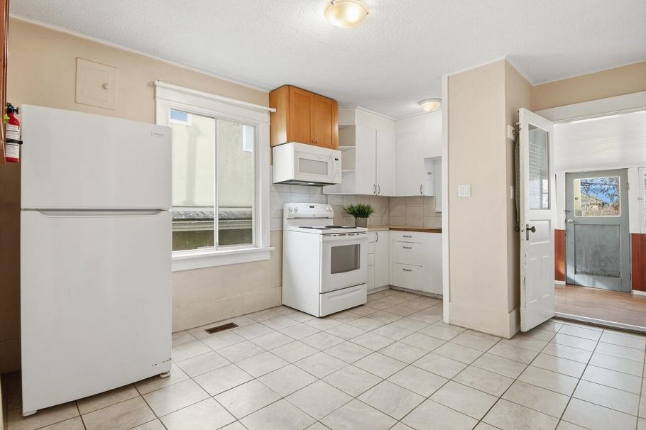 2437 E 22nd Avenue Vancouver, BC - 3