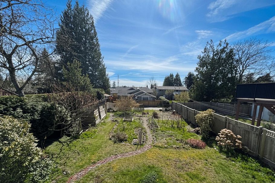 865 E 17th Street North Vancouver, BC - 1