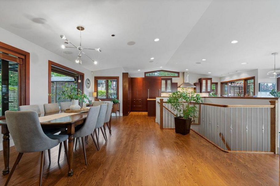 124 Carisbrooke Crescent North Vancouver, BC - 16