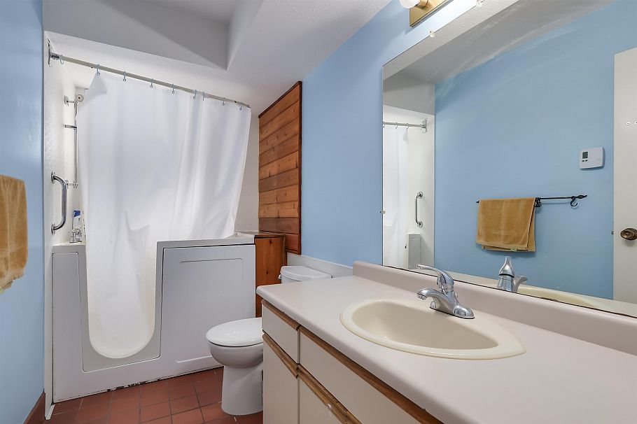 229 W 22nd Street North Vancouver, BC - 22