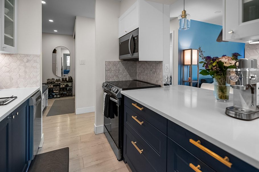 101 2121 W 6th Avenue Vancouver, BC - 17