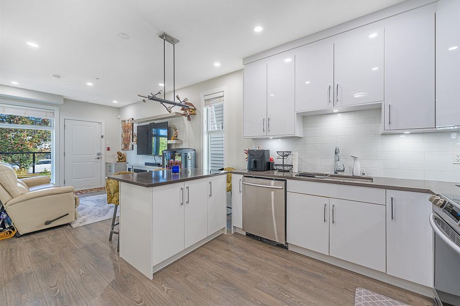 5069 Earles Street Vancouver, BC - 5