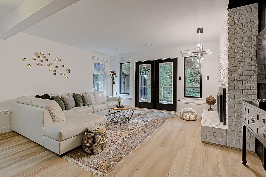 2836 Violet Street North Vancouver, BC - 2