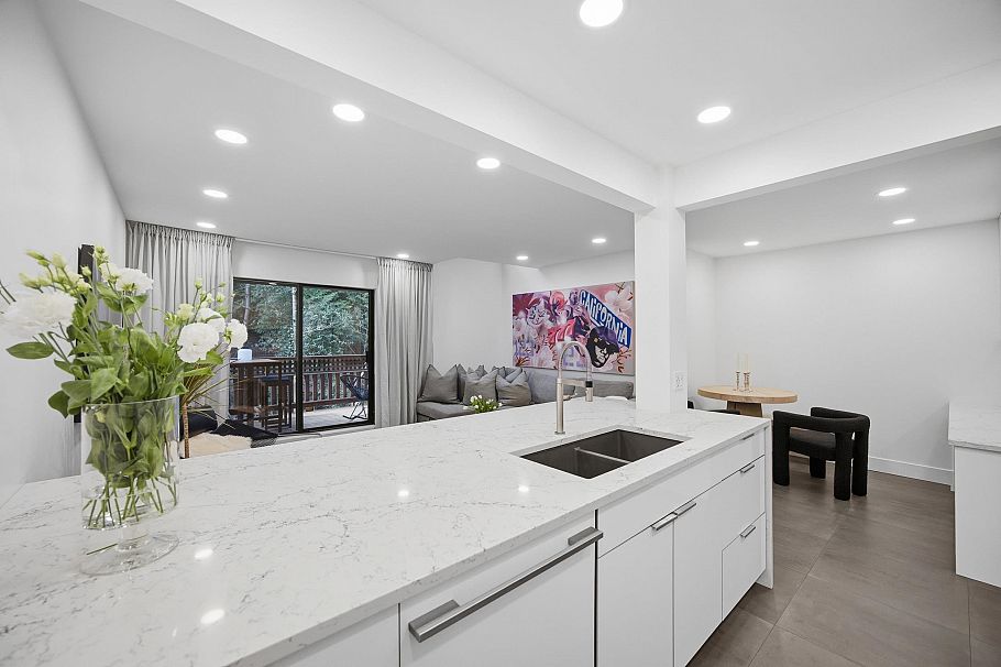 3321 Mountain Highway North Vancouver, BC - 3