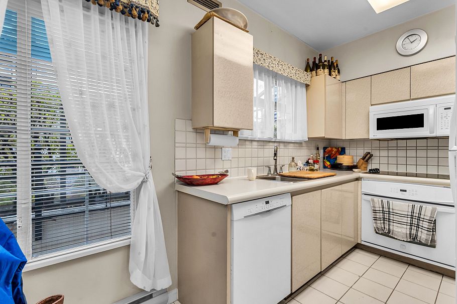 302 1311 Beach Avenue Vancouver, BC - 25