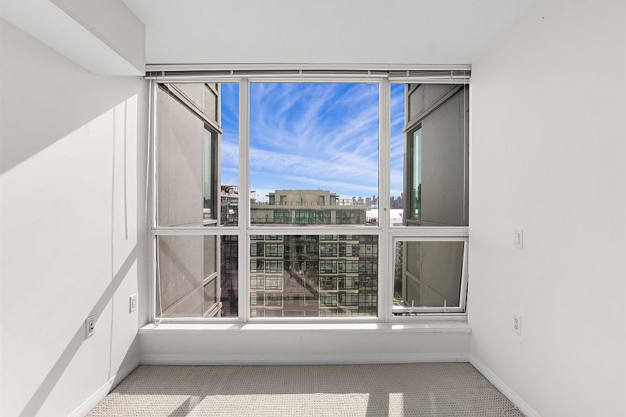 1404 188 E Esplanade North Vancouver, BC - 24