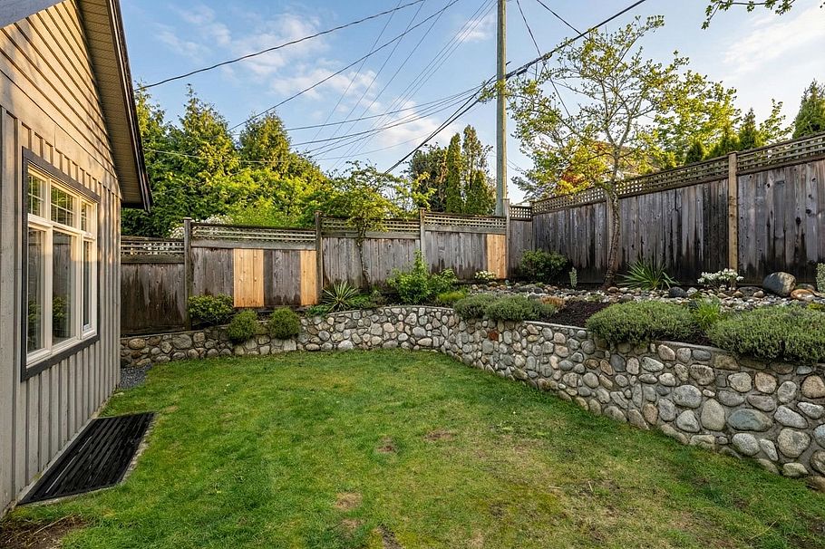 2752 Newmarket Drive North Vancouver, BC - 26