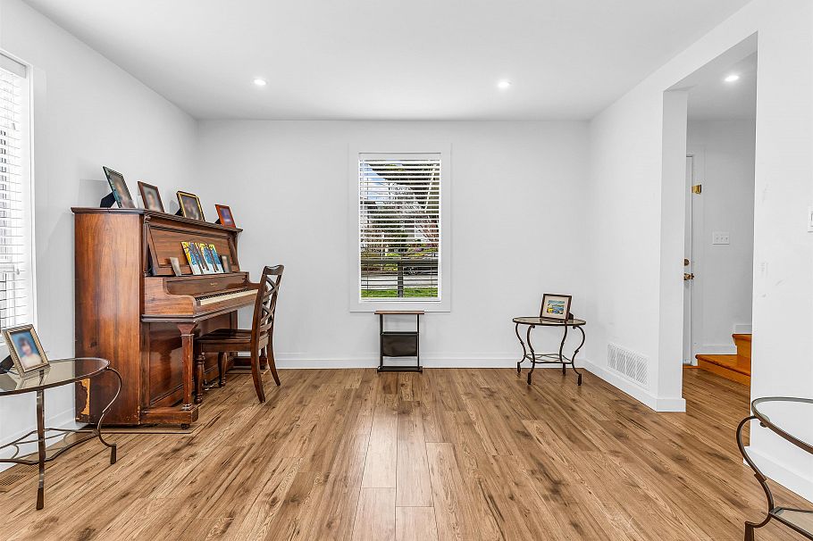 227 W 5th Street North Vancouver, BC - 7