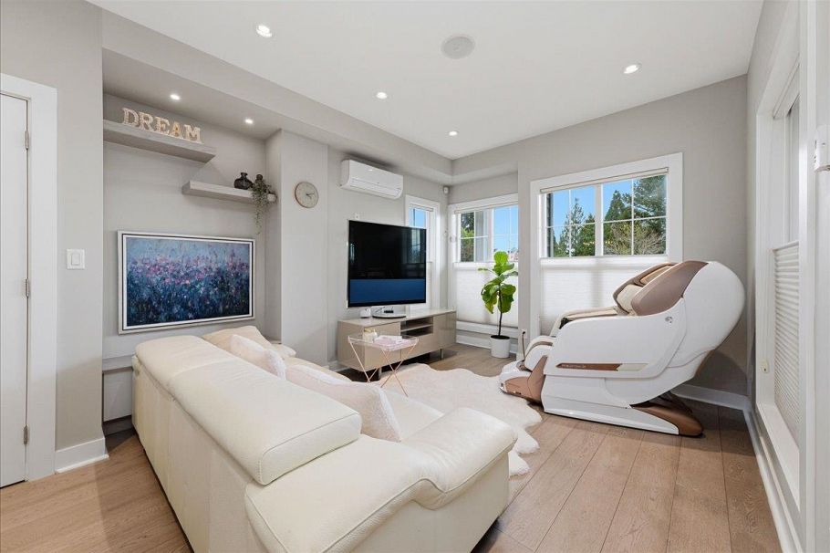 210 W 5th Street North Vancouver, BC - 5