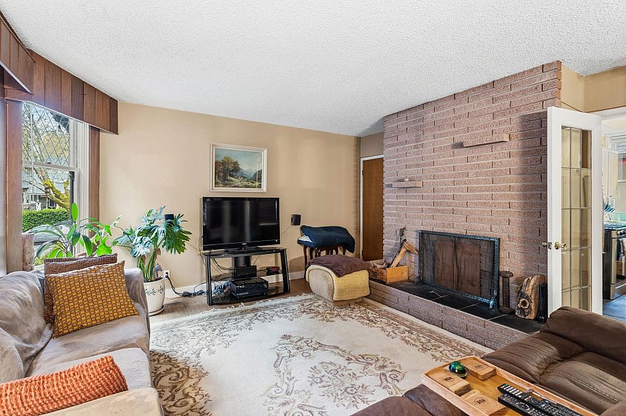 2582 W 6th Avenue Vancouver, BC - 11