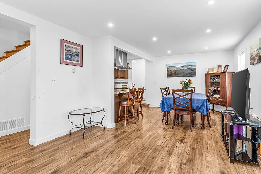 227 W 5th Street North Vancouver, BC - 4