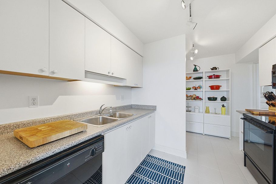 533 666 Leg In Boot Square Vancouver, BC - 20