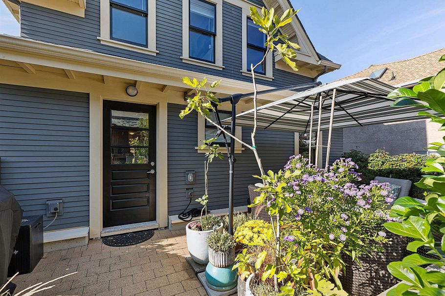 1 244 E 5th Street North Vancouver, BC - 31