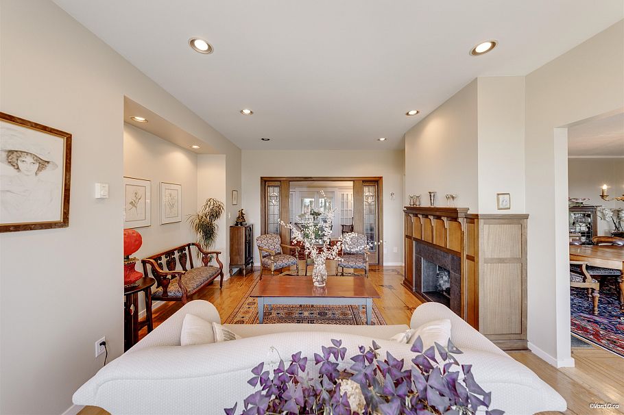 670 Montroyal Boulevard North Vancouver, BC - 4