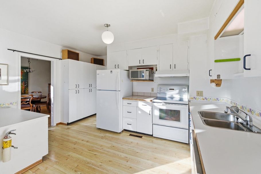 3760 W 29th Avenue Vancouver, BC - 10