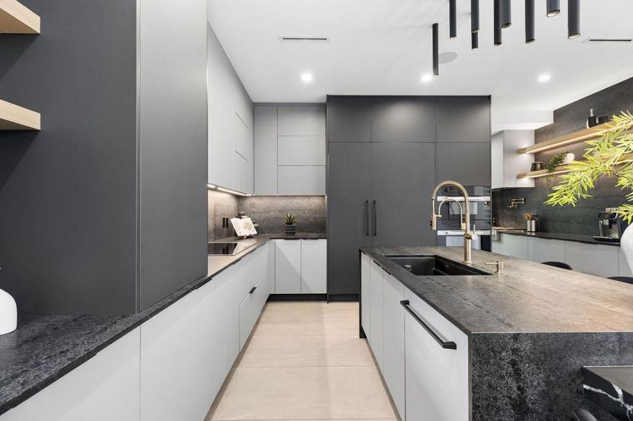 1200 Bedford Court North Vancouver, BC - 11