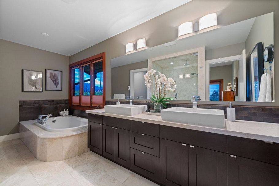 124 Carisbrooke Crescent North Vancouver, BC - 22