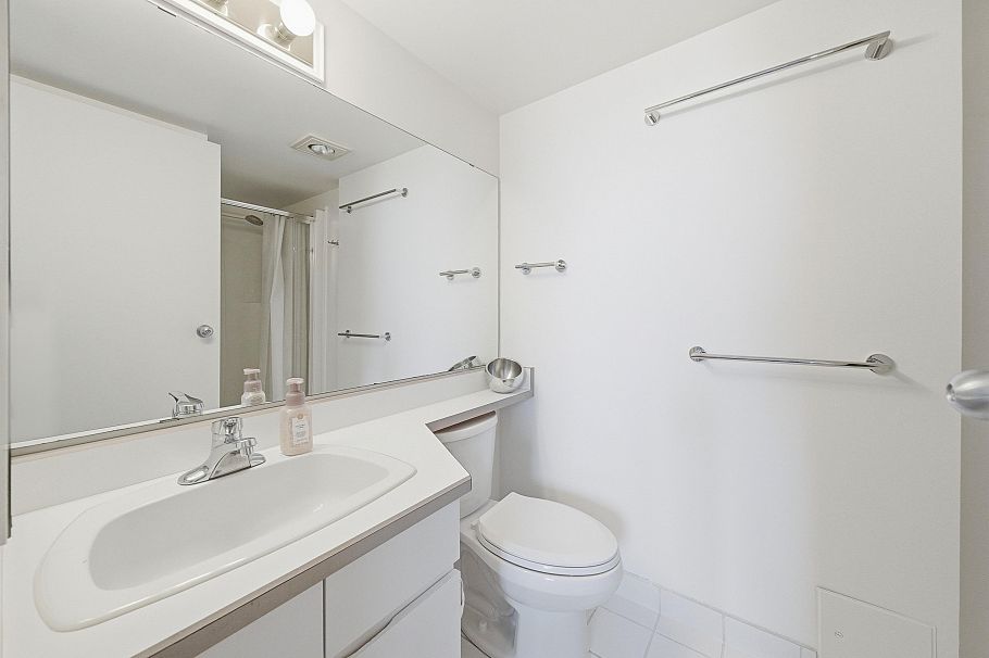 533 666 Leg In Boot Square Vancouver, BC - 30