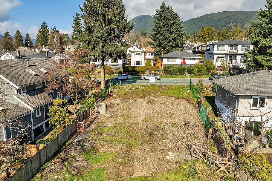 243 W 27th Street North Vancouver, BC - 4