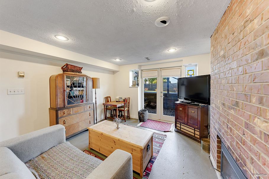 670 Montroyal Boulevard North Vancouver, BC - 26