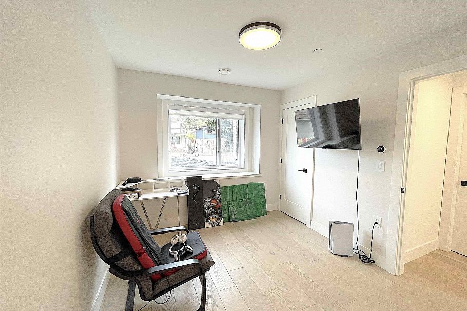 1633 SE Marine Drive Vancouver, BC - 19