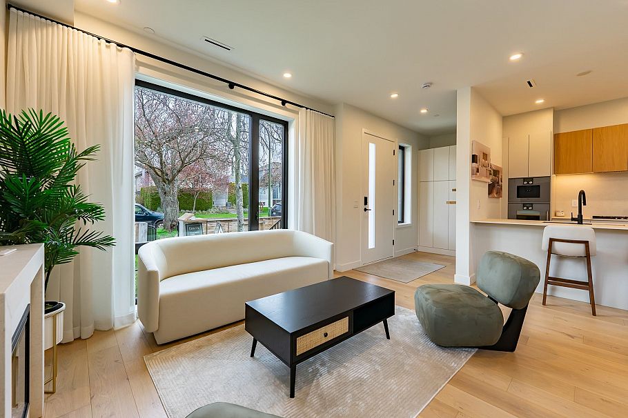 858 W 64th Avenue Vancouver, BC - 3