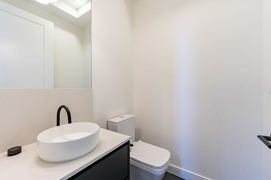 858 W 64th Avenue Vancouver, BC - 26