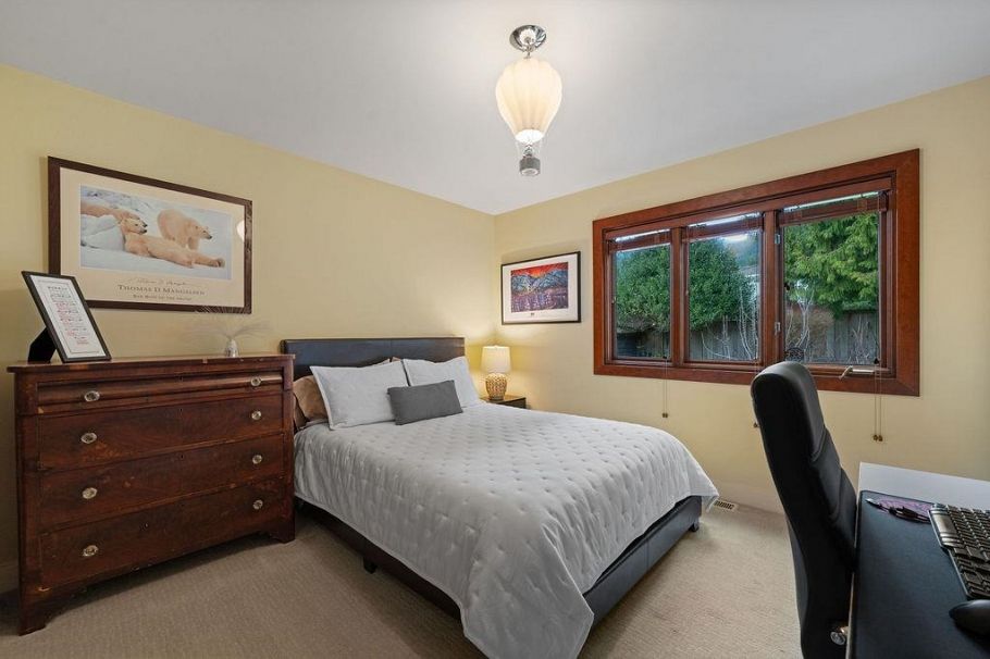 124 Carisbrooke Crescent North Vancouver, BC - 25