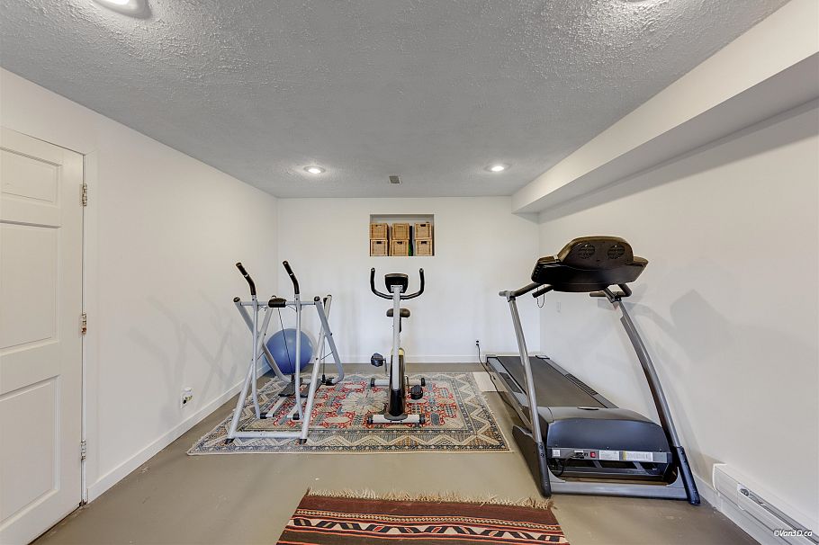 670 Montroyal Boulevard North Vancouver, BC - 25