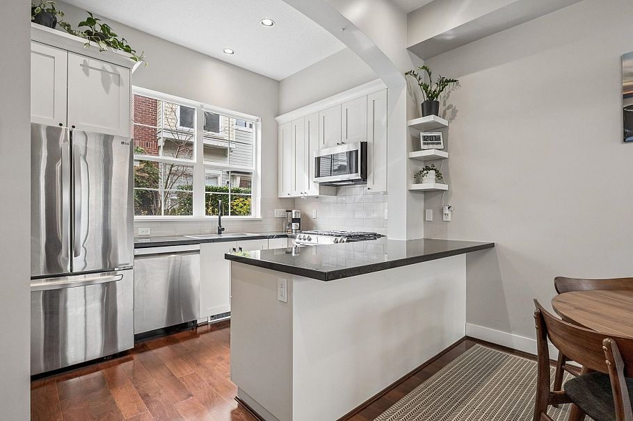 755 W 42 Avenue Vancouver, BC - 3