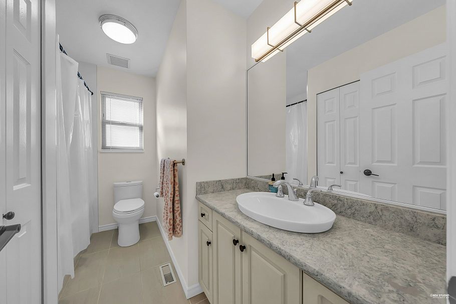 3265 Chaucer Avenue North Vancouver, BC - 2