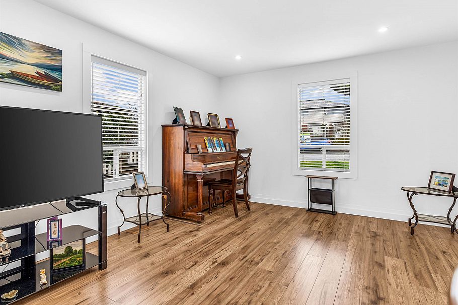 227 W 5th Street North Vancouver, BC - 5