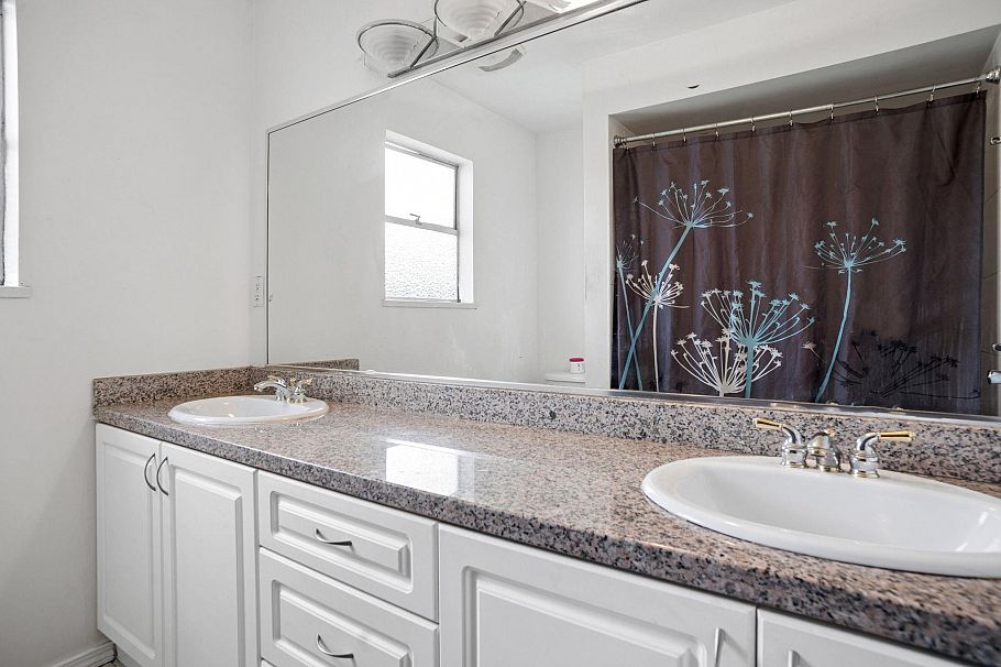 585 W 65th Avenue Vancouver, BC - 10