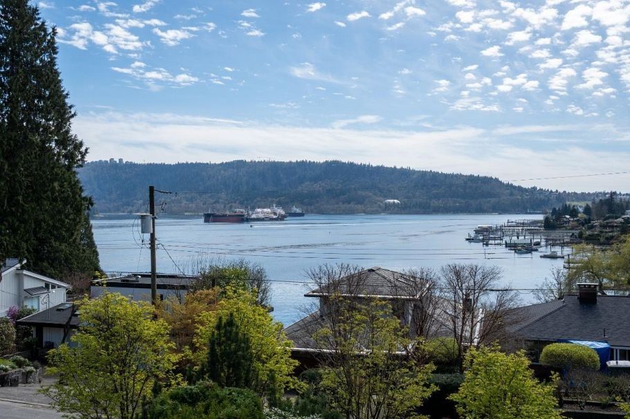 4493 Epps Avenue North Vancouver, BC - 1