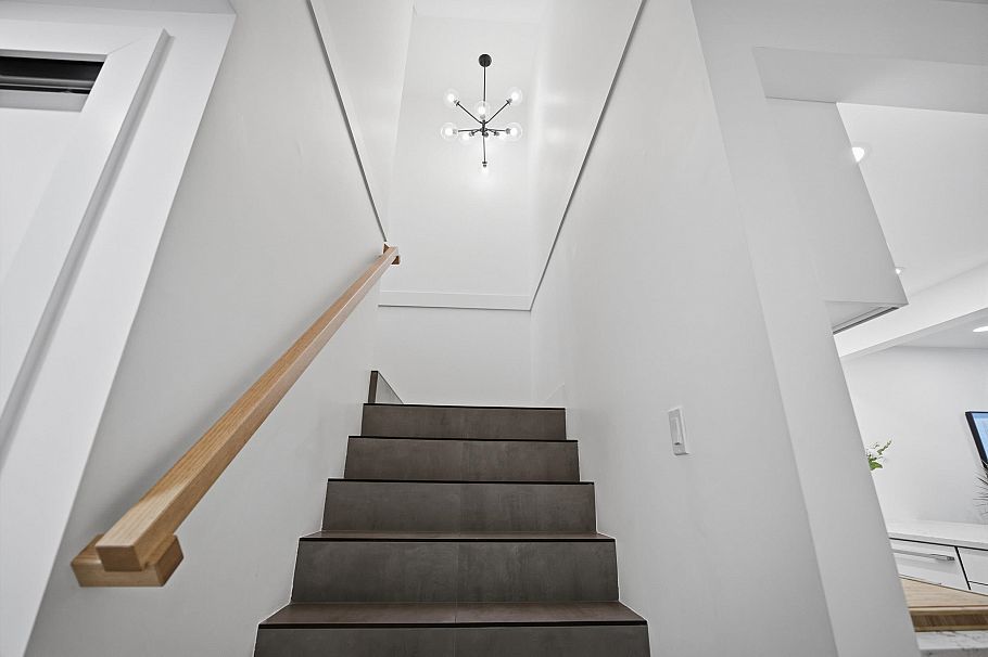 3321 Mountain Highway North Vancouver, BC - 26