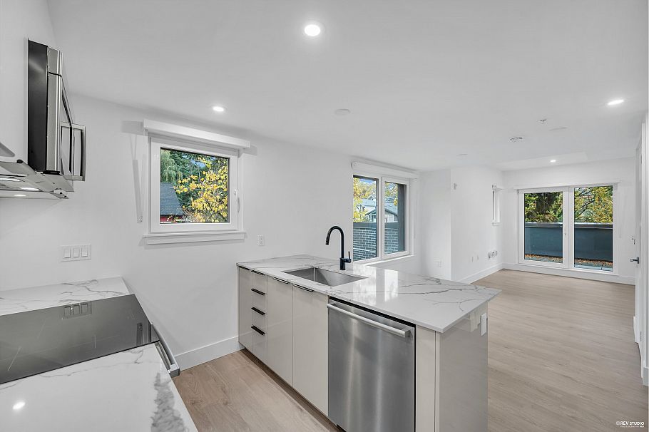 108 2073 E 1 Avenue Vancouver, BC - 4