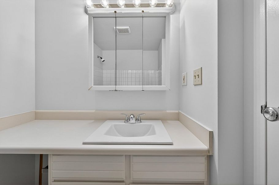 203 145 St. Georges Avenue North Vancouver, BC - 18