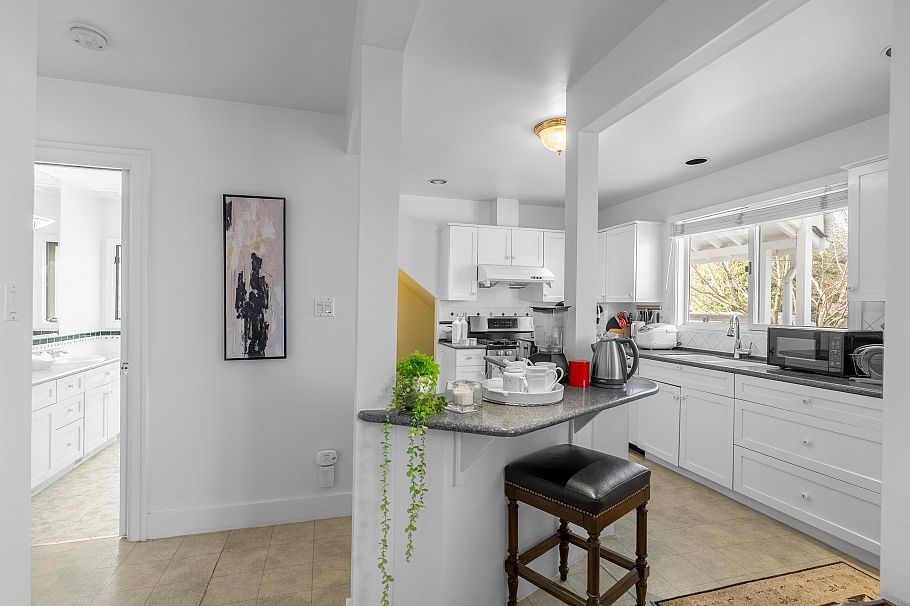 4405 W 9th Avenue Vancouver, BC - 4