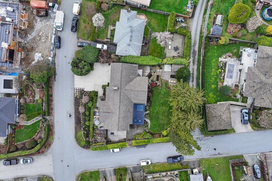 124 Carisbrooke Crescent North Vancouver, BC - 36