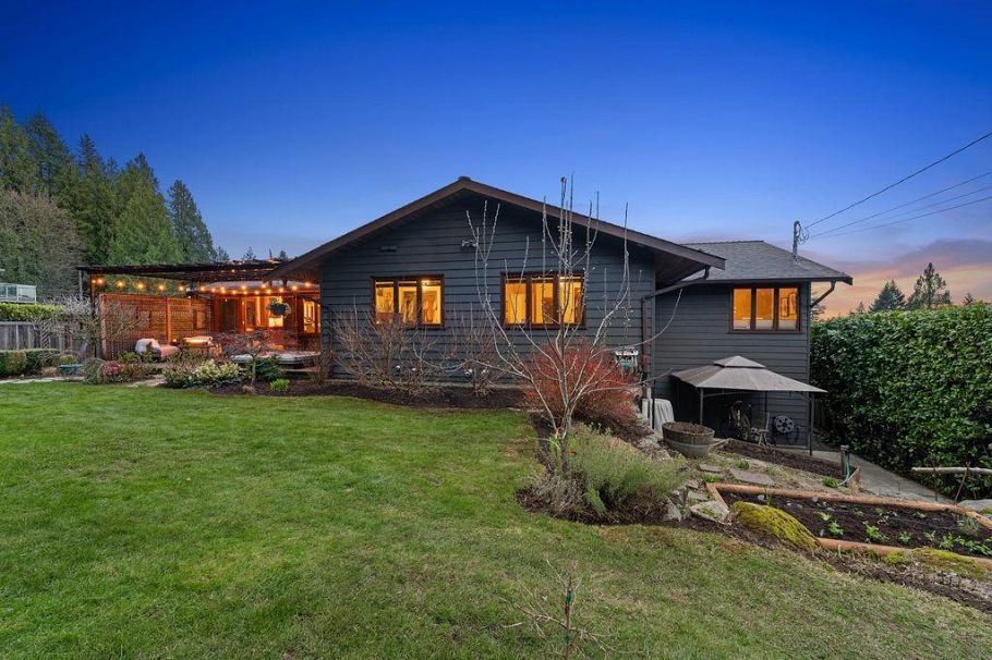 124 Carisbrooke Crescent North Vancouver, BC - 32