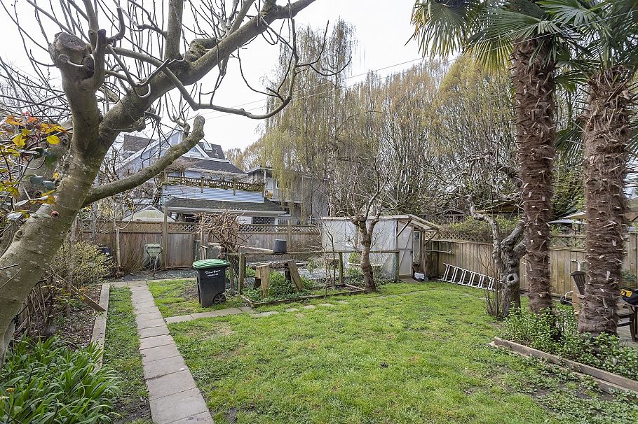 2582 W 6th Avenue Vancouver, BC - 7