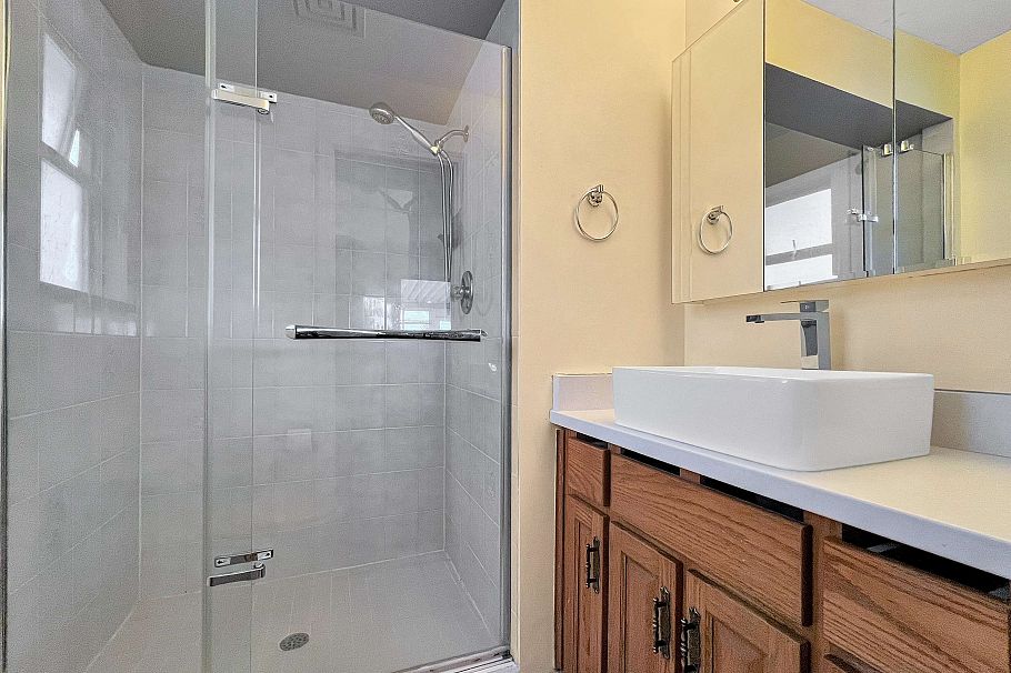 3240 Clive Avenue Vancouver, BC - 32