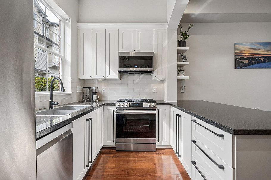 755 W 42 Avenue Vancouver, BC - 2