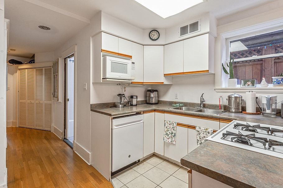 2582 W 6th Avenue Vancouver, BC - 34