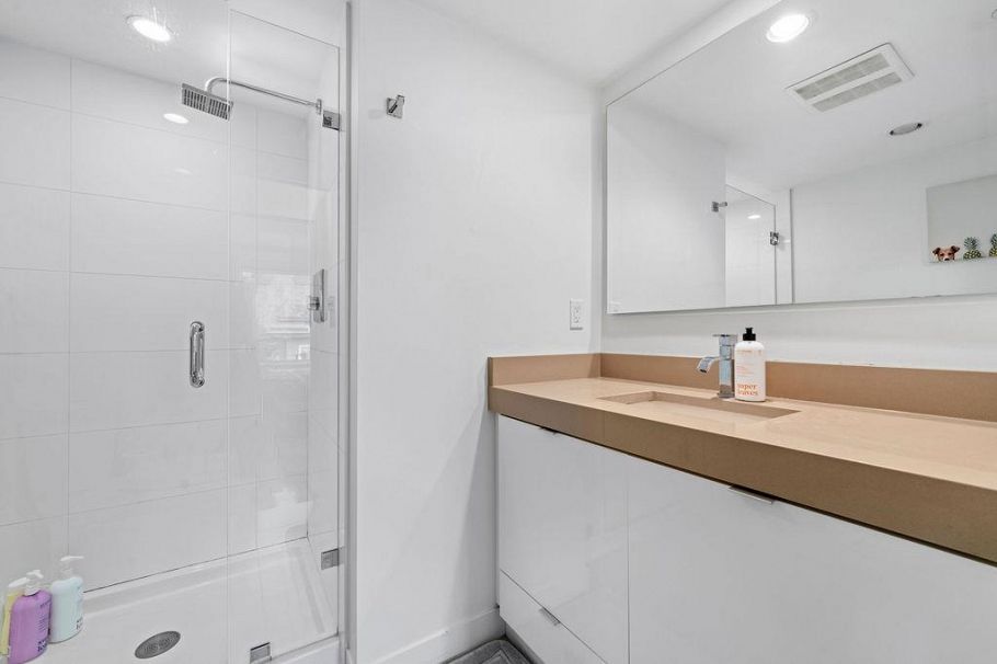 216 455 E 16th Avenue Vancouver, BC - 16