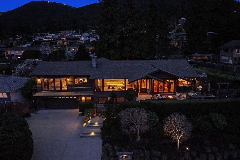 124 Carisbrooke Crescent North Vancouver, BC - 1