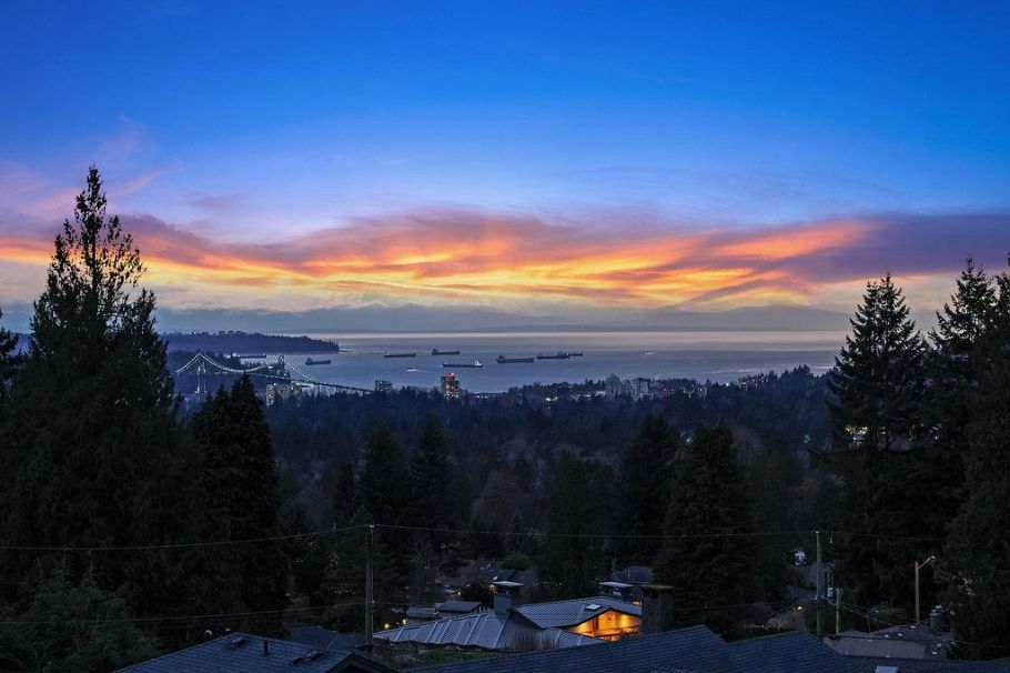 124 Carisbrooke Crescent North Vancouver, BC - 39