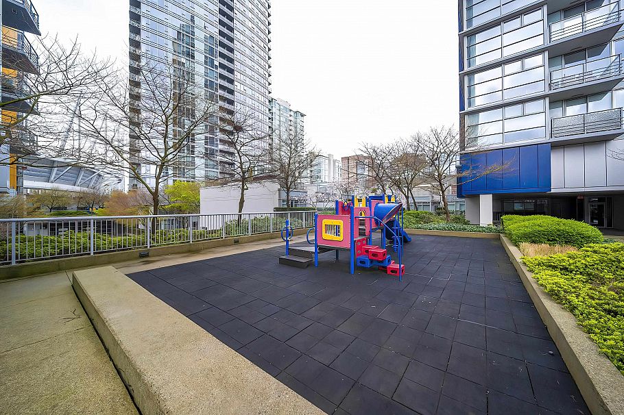 119 Regiment Square Vancouver, BC - 17